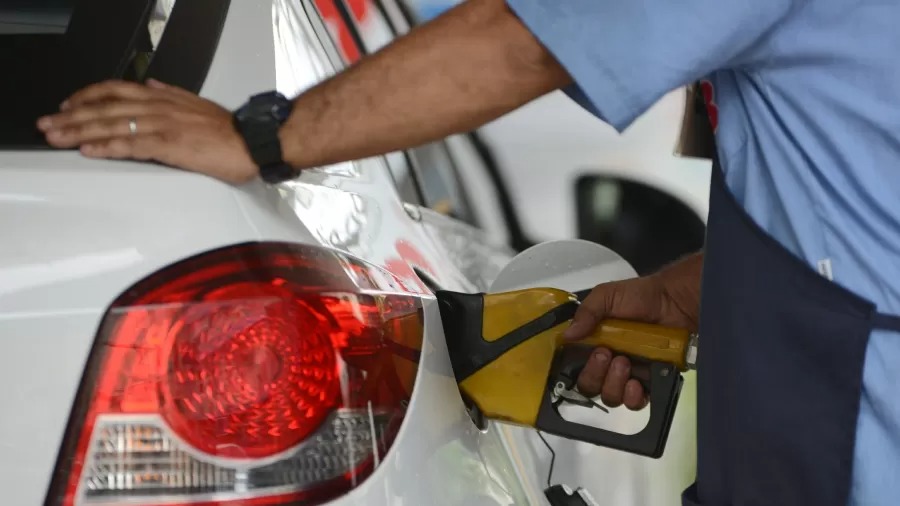 Gasolina tem leve queda na semana, mas gás de cozinha sobe, diz ANP